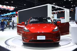 Mỹ yêu cầu Tesla sửa lỗi đèn pha gây chói cho gần 20.000 xe