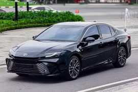 Toyota Camry hybrid giảm giá tại Việt Nam từ 1/7