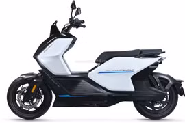 Xe máy điện giá 55 triệu: Có cruise control, camera lùi như xe ô tô