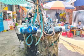 Người dân làng chài Bãi Xép mong có công trình cấp nước tập trung.