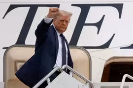 Ông Trump dọa đánh thuế Canada vì để khói cháy rừng bay sang Mỹ