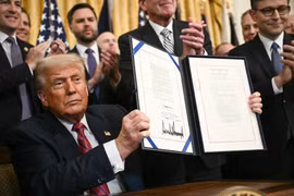 Chữ ký Tổng thống Mỹ Donald Trump lần đầu được in trên tiền giấy USD