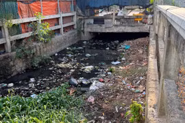 Kênh thoát nước thành “điểm đen” ô nhiễm
