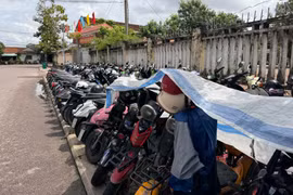 Khó quản lý học sinh gửi xe ngoài cổng trường