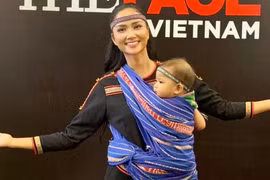 H'Hen Niê mang con theo khi làm giám khảo