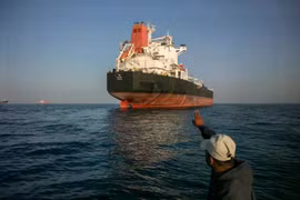Iran tấn công hai siêu tàu chở dầu trên eo biển Hormuz