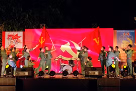 Tiết mục “Lá cờ Đảng” để lại nhiều cảm xúc trong lòng khán giả.