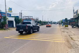 Bổ sung gờ giảm tốc trên quốc lộ 19 sau khi tháo dỡ hàng loạt biển hạn chế tốc độ bất hợp lý.