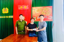 Chủ quán cơm ở xã Phù Mỹ Tây (tỉnh Gia Lai) trả lại hơn 32 triệu đồng cho khách bỏ quên.