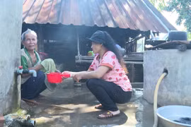 Một mình chăm chồng, lo cha mẹ, nuôi con