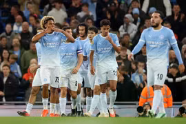 Man City đè bẹp Norwich 5-0, tài năng 17 tuổi tỏa sáng ở Cúp Liên đoàn