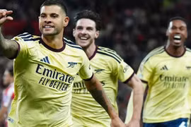 Arsenal thắng áp đảo Sunderland, nối dài mạch thăng hoa