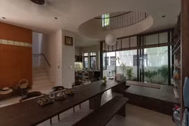 Cắt bớt sàn nhà, tạo khoảng thông tầng kết nối cả gia đình