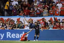 Trận Messi đấu trí Lewandowski xác lập kỷ lục người xem, Ronaldo tiến sát cột mốc 1.000 bàn