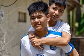 Đôi bạn trong câu chuyện 10 năm cõng bạn đến trường bây giờ ra sao?