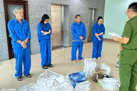 Khởi tố 4 người cùng một gia đình và đồng phạm buôn bán gần 9.000 bao thuốc lá lậu