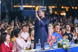 Đương kim Hoa hậu Thế giới diện áo dài khoe sắc ở Quảng Ninh