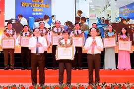 Bí thư Tỉnh ủy Hồ Quốc Dũng và Chủ tịch UBND tỉnh Phạm Anh Tuấn tặng bằng khen và hoa chúc mừng các gương điển hình tiêu biểu. Ảnh: Đức Thụy