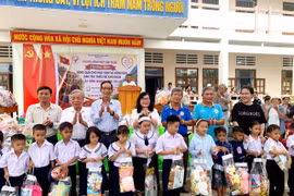 Trao tặng 700 suất quà cho học sinh có hoàn cảnh khó khăn ở xã Vĩnh Quang. Ảnh: Kim Hường