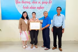 Trao 25 triệu đồng hỗ trợ bệnh nhân nghèo ở phường Hoài Nhơn Nam
