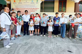Gia Lai: Trao quà, khám sức khỏe cho người mù nghèo