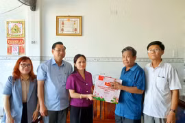 Đồng chí Siu Hương thăm và tặng quà gia đình có công tiêu biểu nhân ngày Thương binh Liệt sĩ 27-7 tại Gia Lai