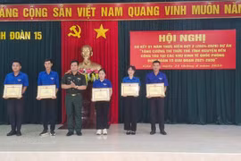 Binh đoàn 15 khen thưởng 5 trí thức trẻ tình nguyện