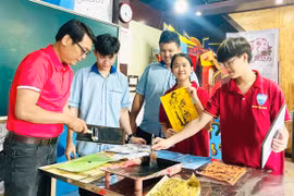 Học sinh trải nghiệm thú vị với dòng tranh Đông Hồ