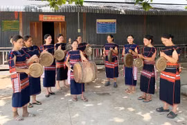 Phụ nữ Kông Chro “giữ lửa” cồng chiêng