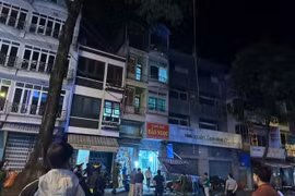 Người đàn ông cầm dao xông vào tiệm vàng, rơi từ tầng 3 xuống đất tử vong