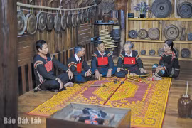 Theo dấu sử thi