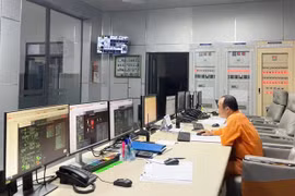 Công nhân trực ca đêm theo dõi hoạt động của các thiết bị tại Nhà máy Thủy điện An Khê. Ảnh: Văn Cường