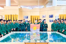 Lá cờ được trao trả từ “bên kia chiến tuyến”