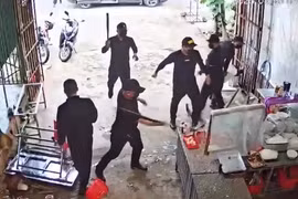 Vụ đập phá quán phở: Nhóm người mặc đồ đen đe dọa đòi nợ