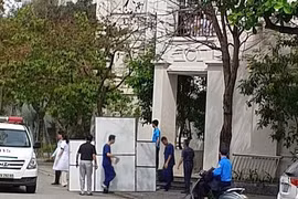 Vụ lan can rơi làm 3 nữ sinh nhập viện, Trường Đại học Vinh nói gì?