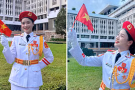 Nữ nhạc công tham gia hợp luyện diễu binh chuẩn bị đại lễ 30/4