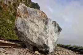 Hai cháu bé bị đá trên đồi rơi trúng người thương vong