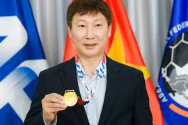 Vô địch SEA Games 33, HLV Kim Sang-sik nhận huy chương 33 chỉ vàng 24K