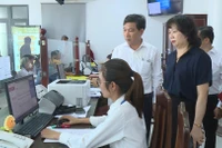 Giám đốc Sở Nội Vụ Phạm Thị Tố Hải kiểm tra tại Trung tâm Phục vụ hành chính công phường Bình Định. Ảnh: Hoàng Vũ