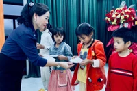 Phó Chủ tịch HĐND tỉnh Huỳnh Thúy Vân thăm, tặng quà người dân vùng lũ