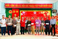 Tặng 200 suất quà Tết cho người dân xã đảo Nhơn Châu