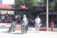 Hơn 140 thí sinh tham gia sát hạch GPLX hạng A. 