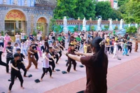 Các em học sinh được hướng dẫn một số động tác thể dục giữ gìn sức khỏe. Ảnh: Minh Ngọc