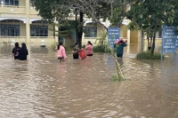 Trường Tiểu học và THCS Nguyễn Viết Xuân (xã Ia Sao) sơ tán tài sản khỏi nước lũ. Ảnh: Hoàng Lan