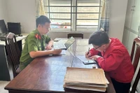 Công an phường Hội Phú làm việc với quản lý của quán karaoke Fly Galaxy. Ảnh: ĐVCC