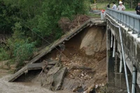 Cầu Ia Tré bị sạt lở nghiêm trọng