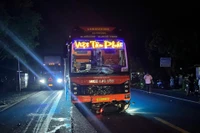 Xe khách Việt Tân Phát va chạm với xe máy cùng chiều khiến 1 người tử vong