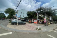 Lô "đất vàng" nằm ở vị trí đắc địa 2 mặt tiền đường lớn, đã xảy ra tranh chấp kéo dài hàng chục năm. Ảnh: Văn Ngọc 