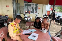 Với các trường hợp không có giấy phép lái xe, lực lượng CSGT sẽ lập biên bản với người giao xe.