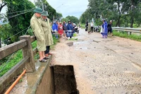 Mố cầu bị sạt lở gây nguy hiểm cho người qua đường